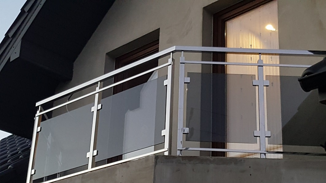 nierdzewna balustrada balkonowa ze szklem
